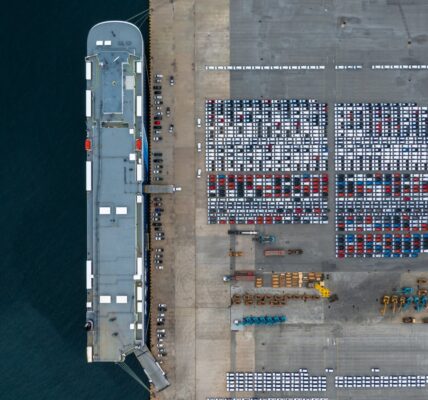 Wpływ pandemii COVID-19 na globalny transport morski 1 aerial view of new car stock at distribution cente 2024 07 10 23 45 41 utc 1