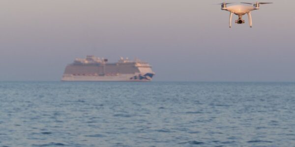 Zastosowanie dronów w monitoringu środowiska morskiego 43 drone package delivery and service for cruise ship 2023 11 27 04 51 45 utc e1733139211390
