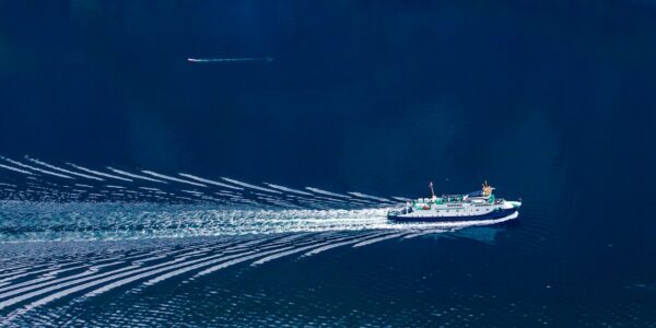 Wpływ hałasu podwodnego na życie morskie i metody jego redukcji 9 ferries cross beautiful nature norway 2023 11 27 05 25 05 utc