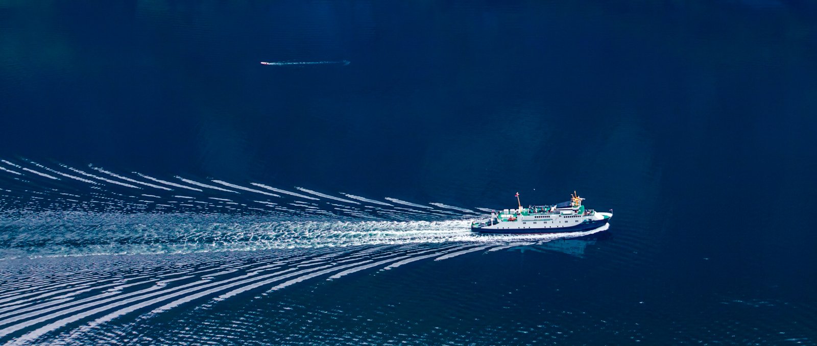 Wpływ hałasu podwodnego na życie morskie i metody jego redukcji 8 ferries cross beautiful nature norway 2023 11 27 05 25 05 utc