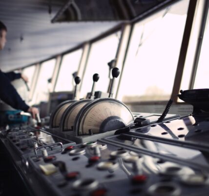Cyberbezpieczeństwo w systemach nawigacyjnych statków 4 kapitan na statku