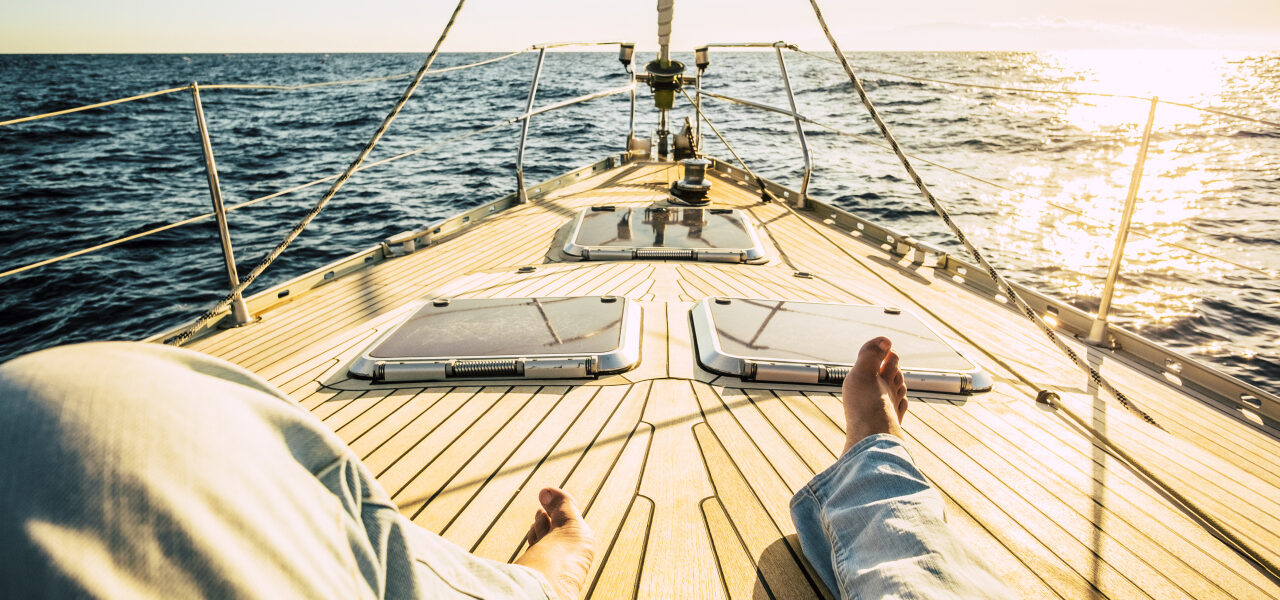 Ile kosztują wakacje na jachcie? Realny budżet, ukryte koszty i sprytne oszczędności 1 wakacje na jachcie