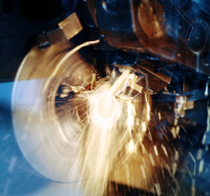 Od tradycyjnej produkcji do Przemysłu 4.0 – jak zmienia się współczesna fabryka