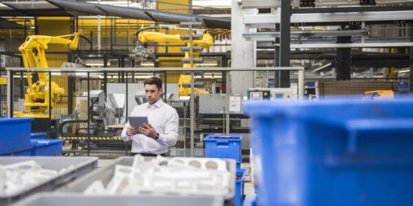 Automatyzacja trudnych procesów - Gdzie kończy się oferta katalogowa? 27 man using tablet in factory shop floor 2026 01 05 01 01 50 utc