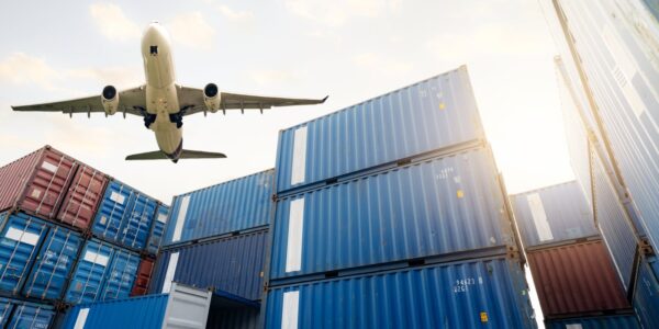 Jak zintegrować logistykę ostatniej mili ze strategią omnichannel? 27 airplane flying above shipping containers in sunli 2026 03 18 04 36 02 utc