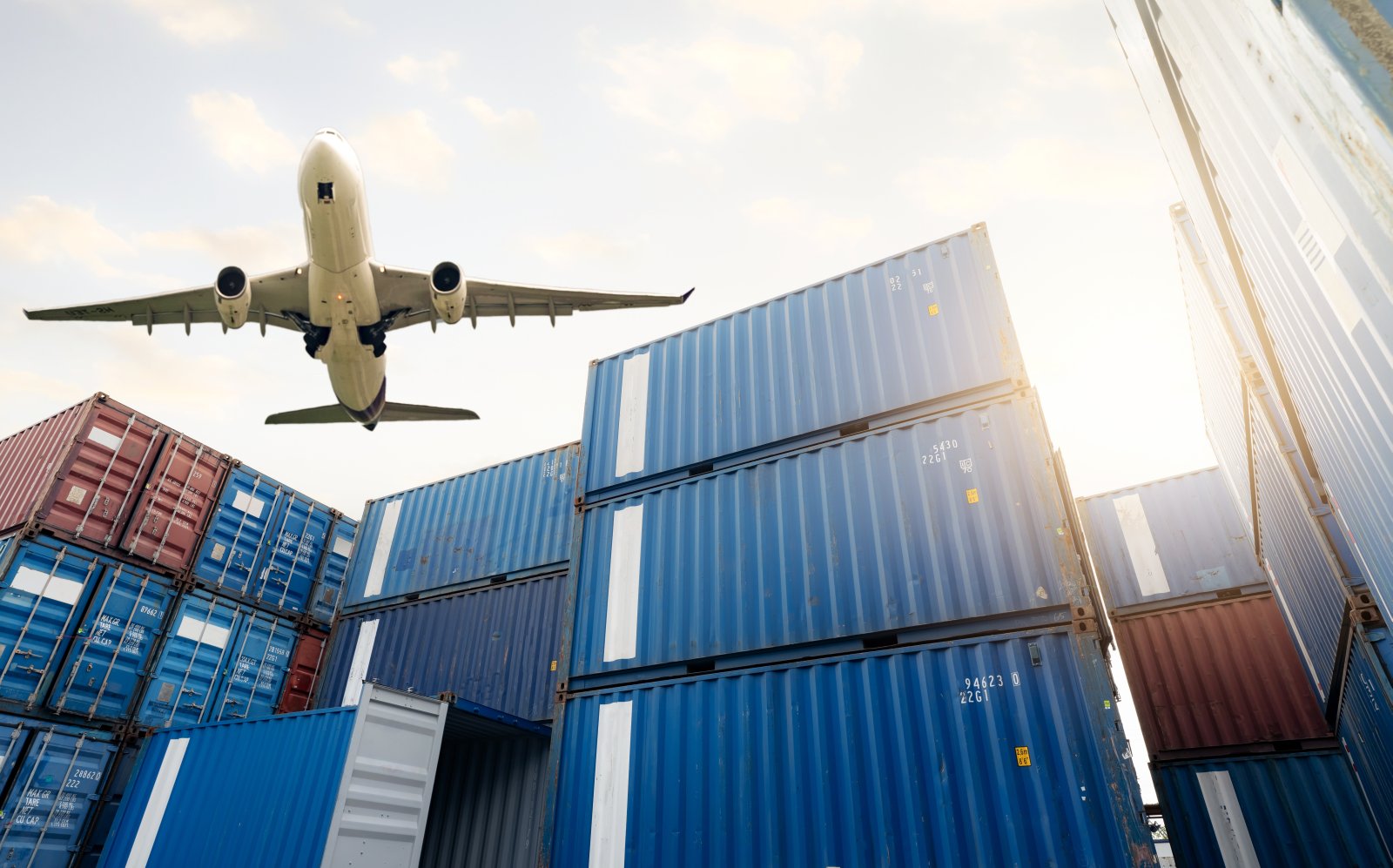 Jak zintegrować logistykę ostatniej mili ze strategią omnichannel? 11 airplane flying above shipping containers in sunli 2026 03 18 04 36 02 utc